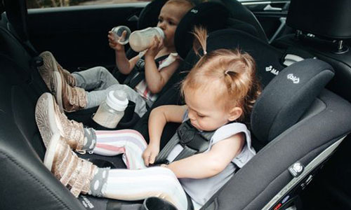 كرسي الطفل الرضيع في السيارة